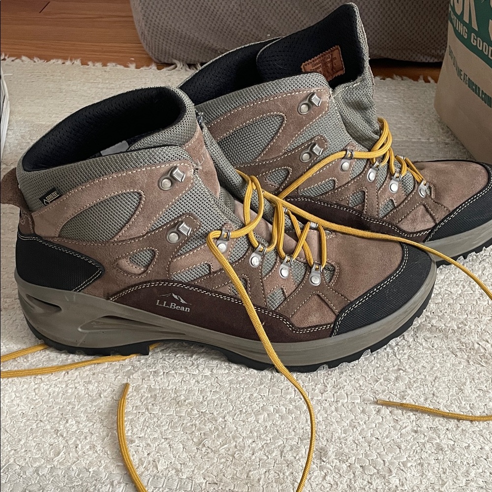 L.L. Bean Men's Hiking Boots size 13 LIKE NEW Vibram and GORTEX